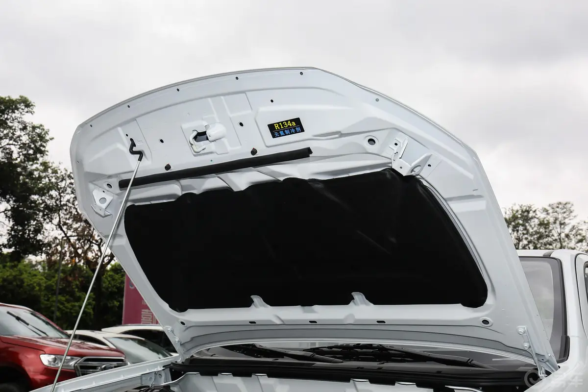 瑞迈2.4T 手动 四驱 加长舒适版 汽油发动机舱盖内侧