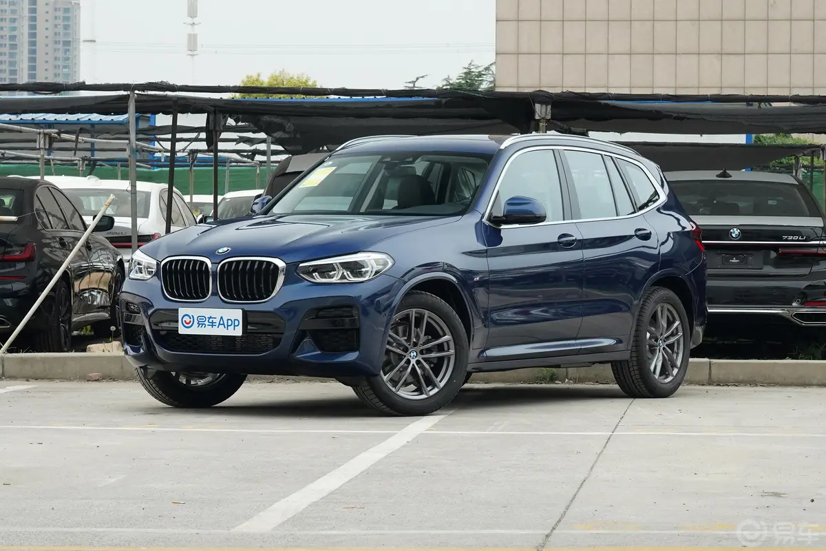 宝马X3xDrive 28i M运动套装侧前45度车头向左水平