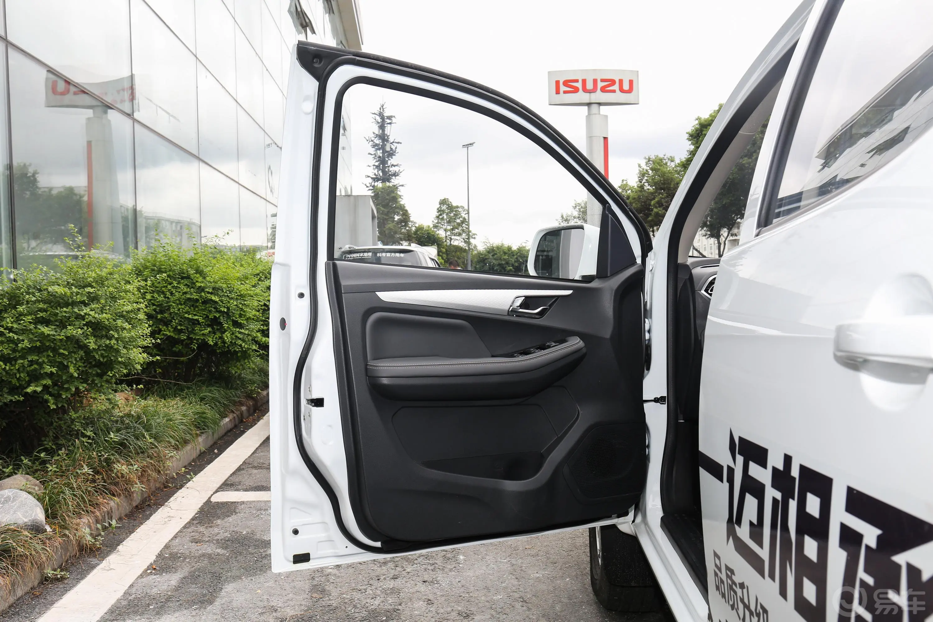 瑞迈2.4T 手动 四驱 加长舒适版 汽油驾驶员侧前车门