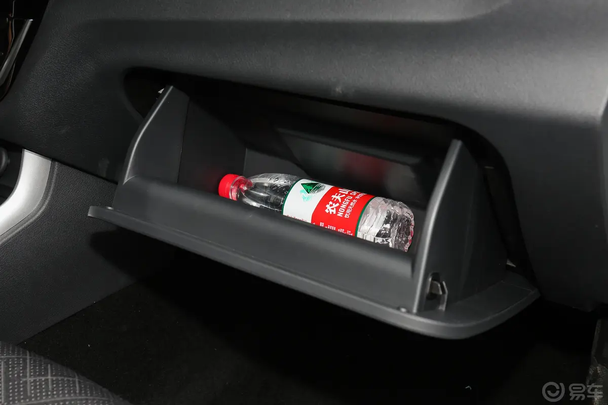 瑞迈2.4T 手动 四驱 加长舒适版 汽油手套箱空间水瓶横置