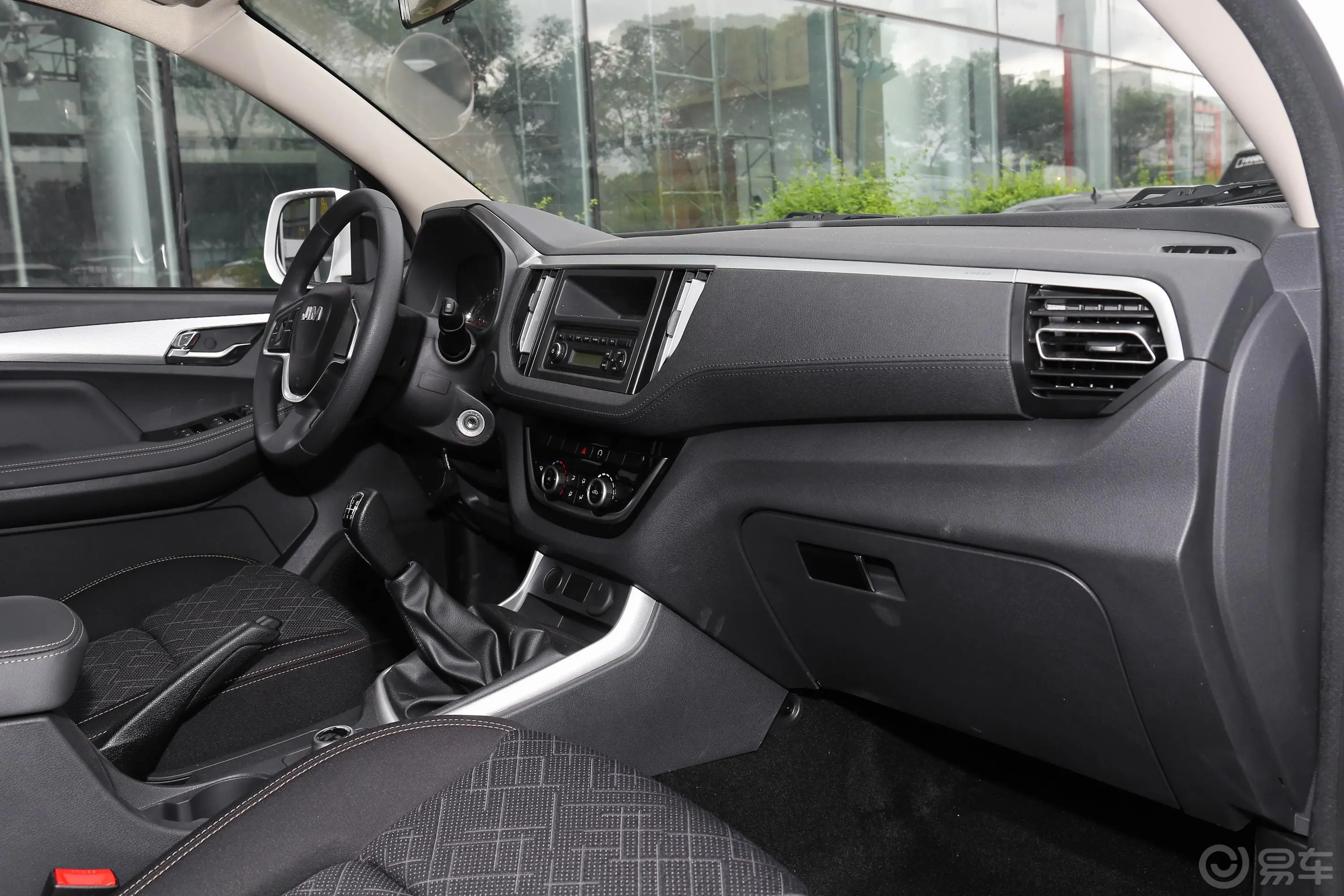 瑞迈2.4T 手动 四驱 加长舒适版 汽油内饰全景副驾驶员方向