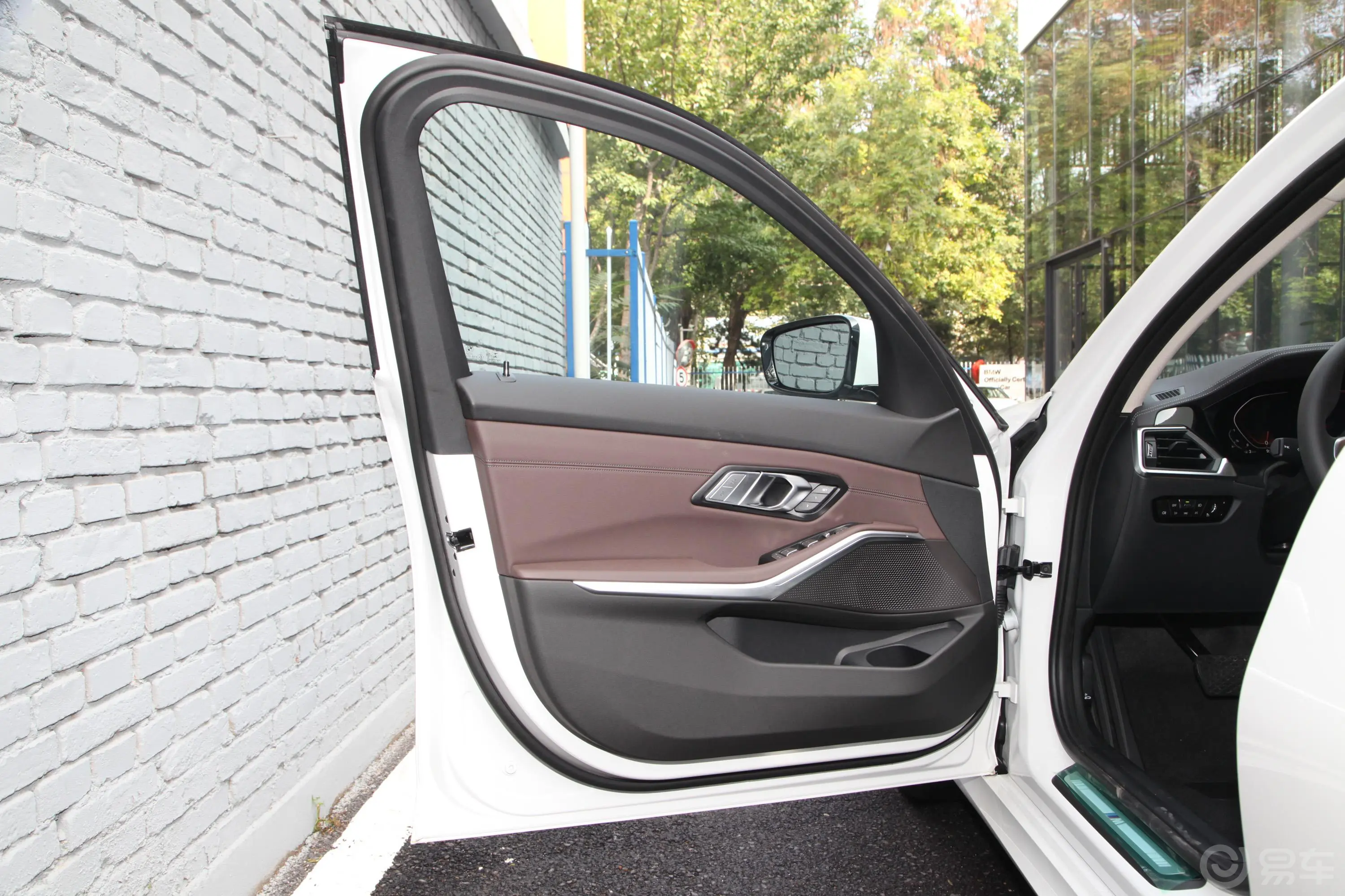 宝马3系325Li xDrive M运动套装驾驶员侧前车门
