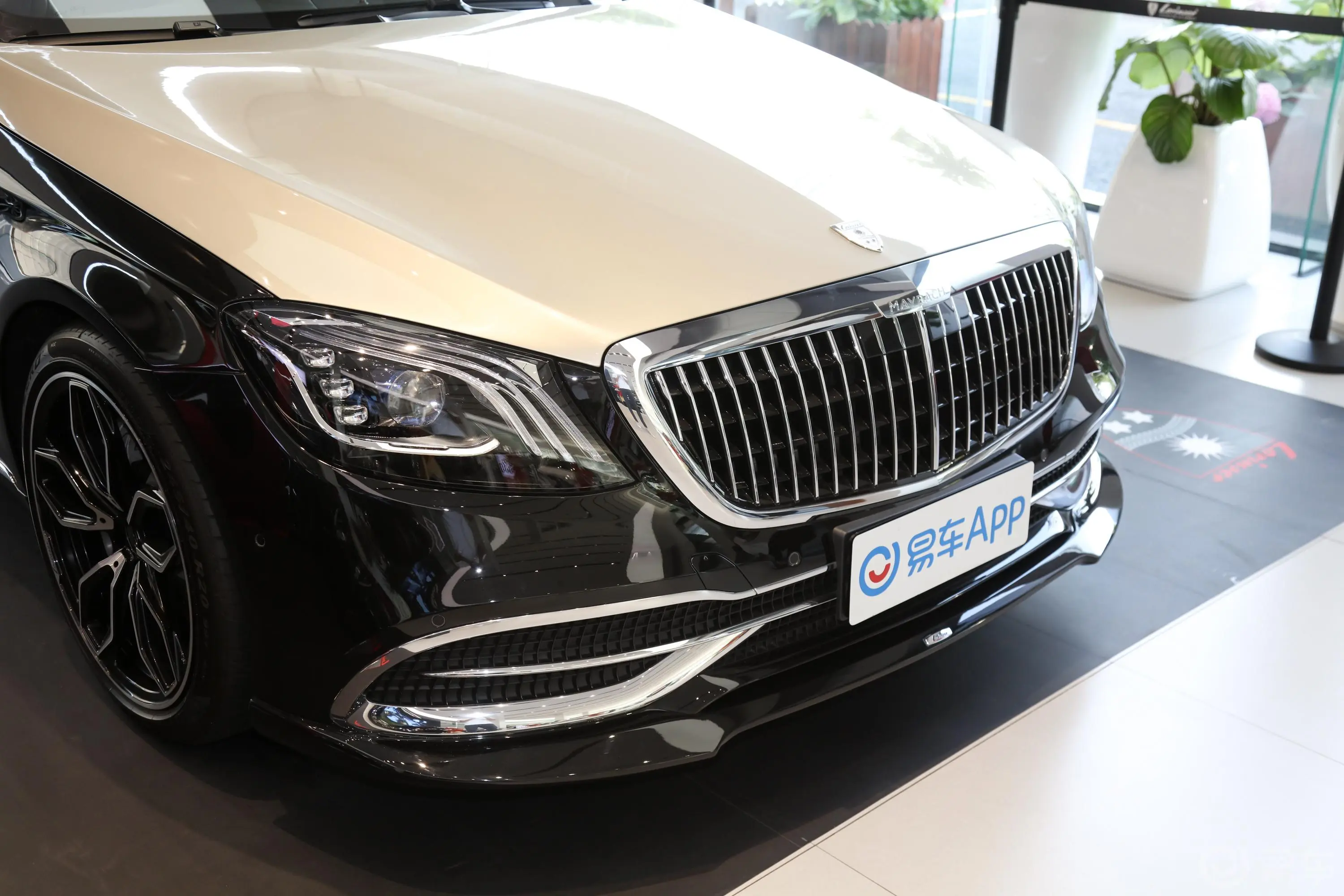 Lorinser MAYBACH S级LS85 双拼限量版 5座前格栅侧俯拍