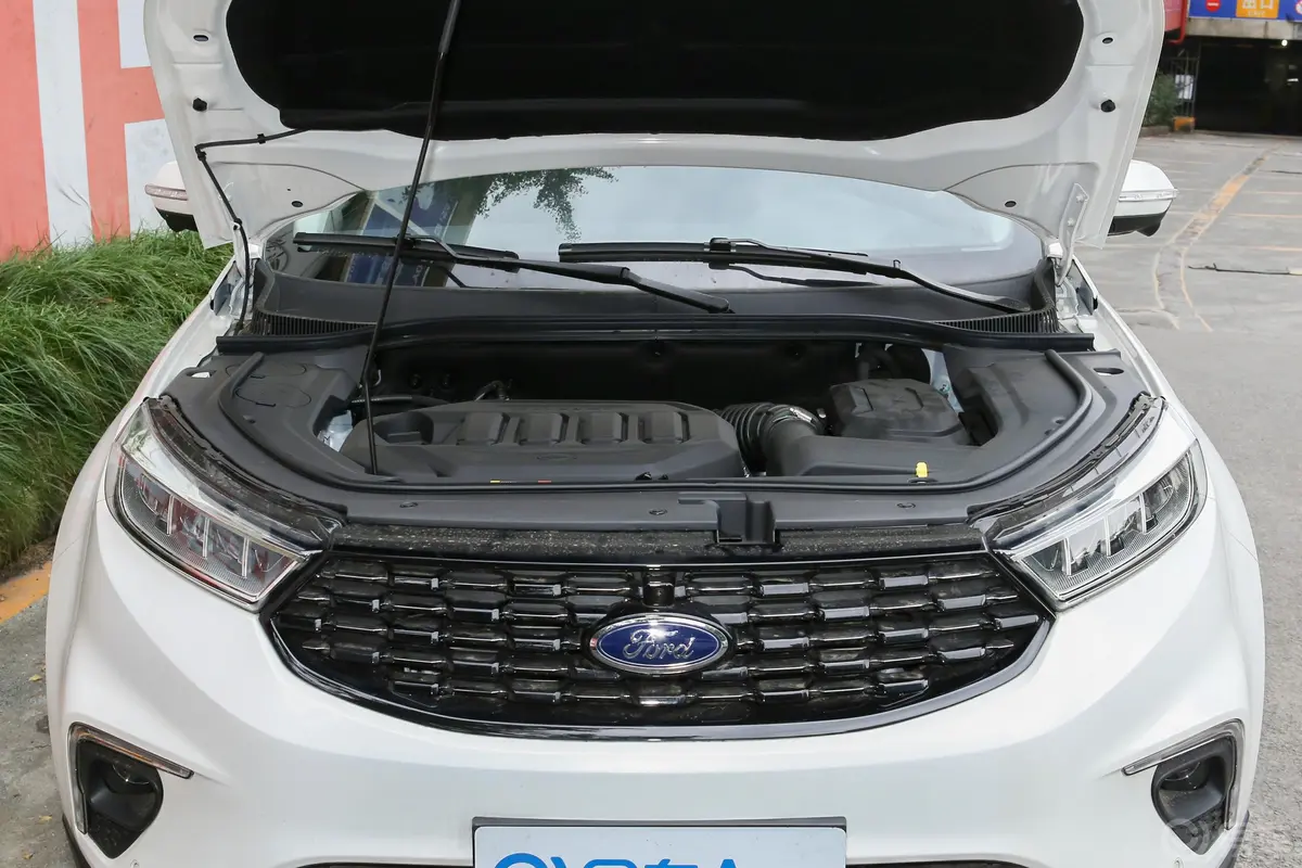 领界领界S EcoBoost 145 CVT 尊领型发动机舱整体