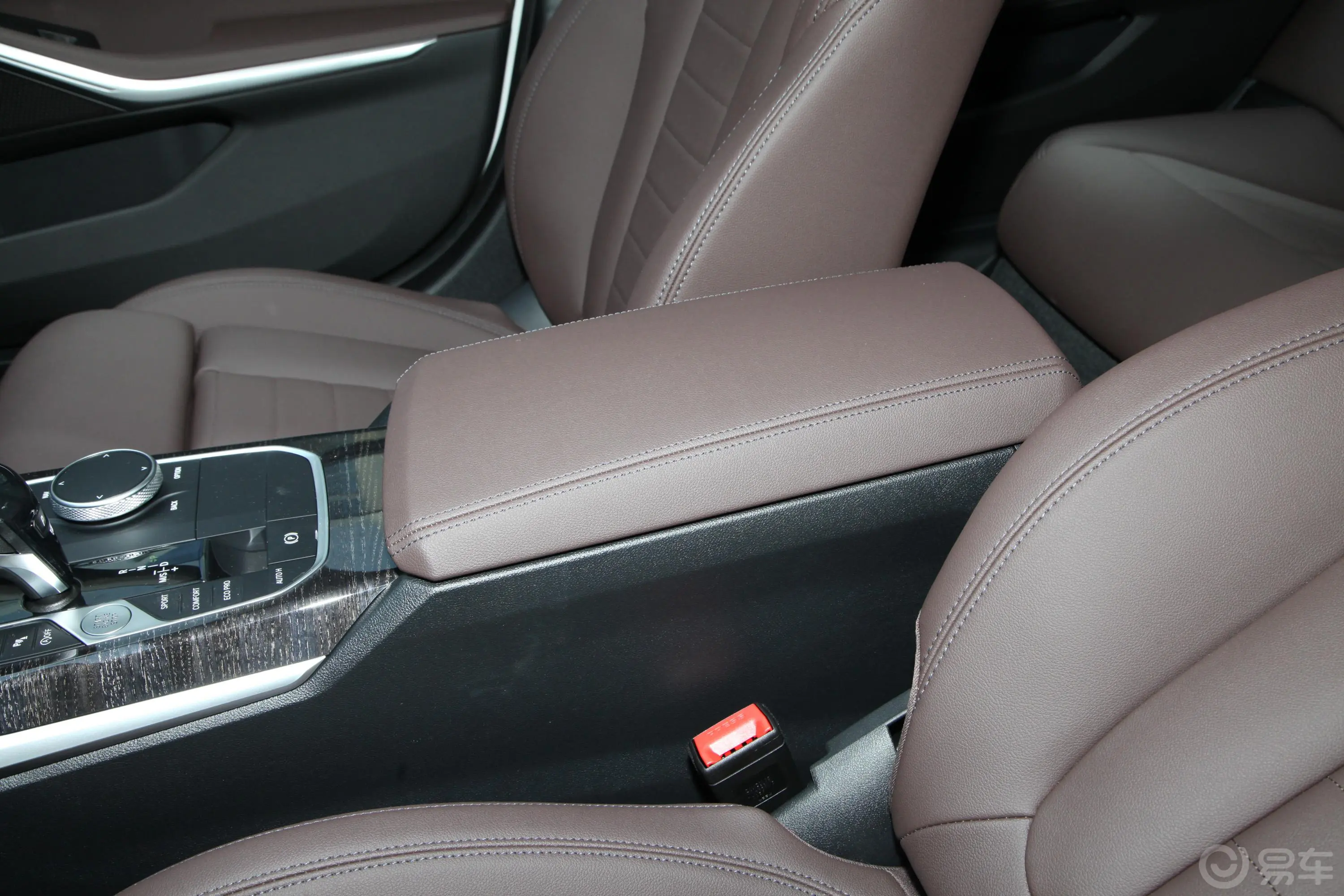 宝马3系325Li xDrive M运动套装前排中央扶手