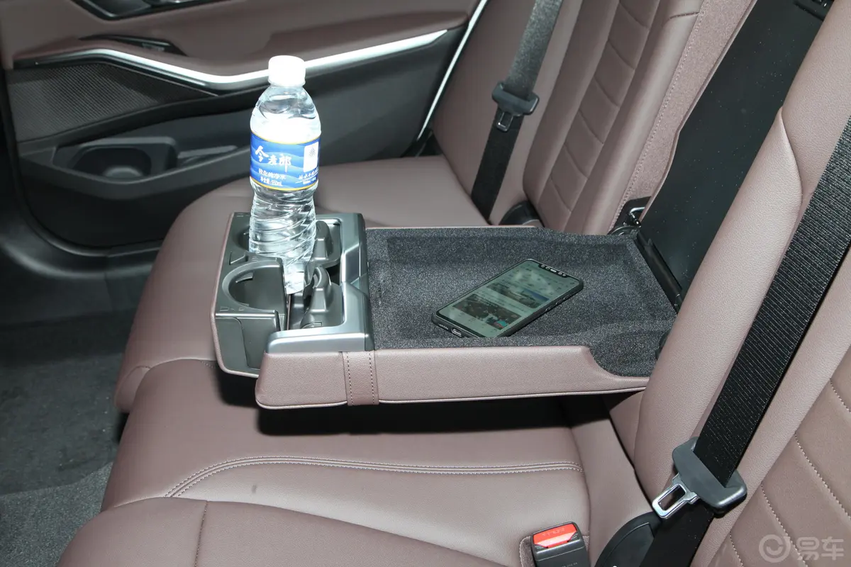 宝马3系325Li xDrive M运动套装后排杯架