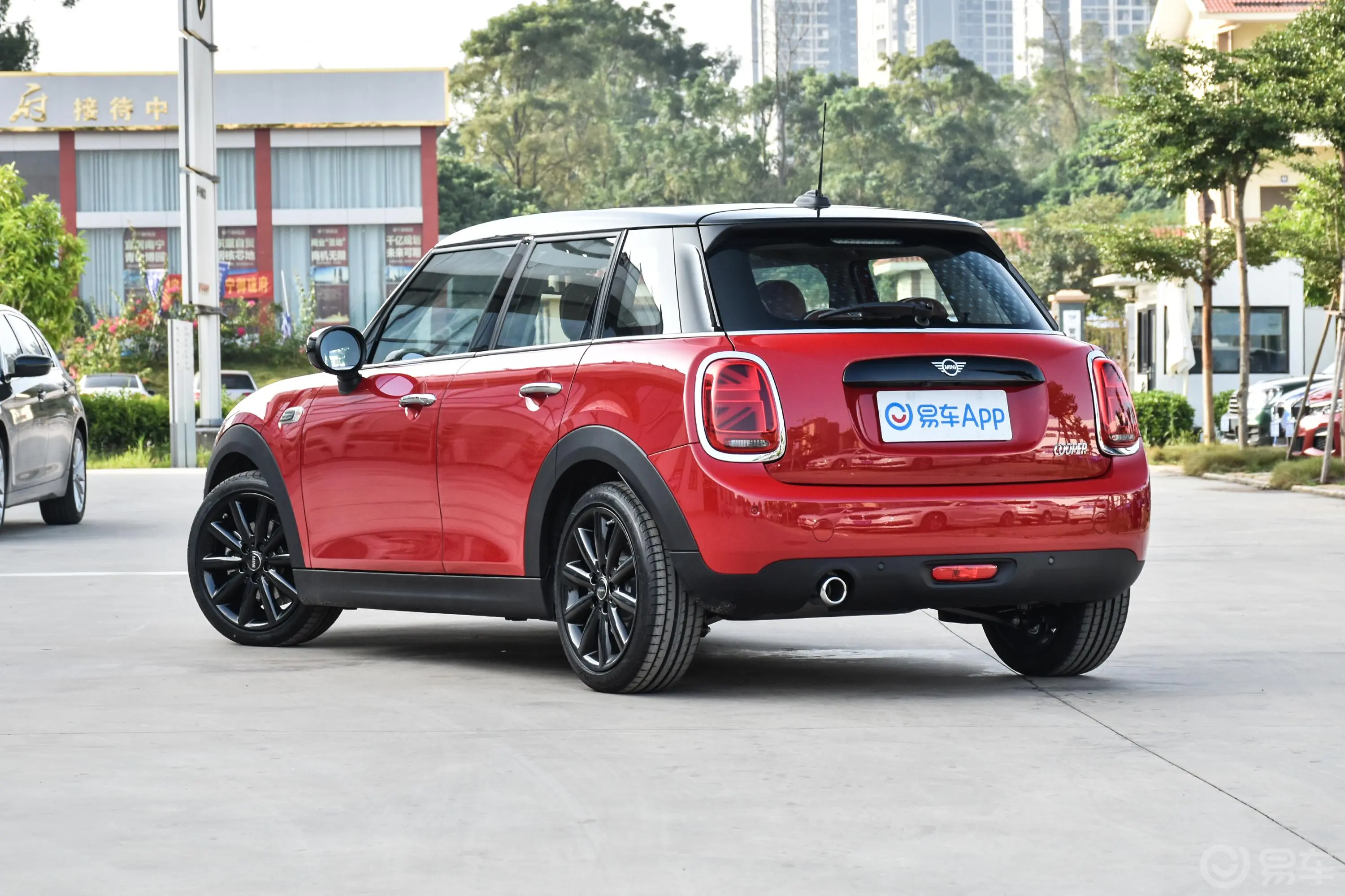 MINI1.5T COOPER 艺术家 五门版侧后45度车头向左水平