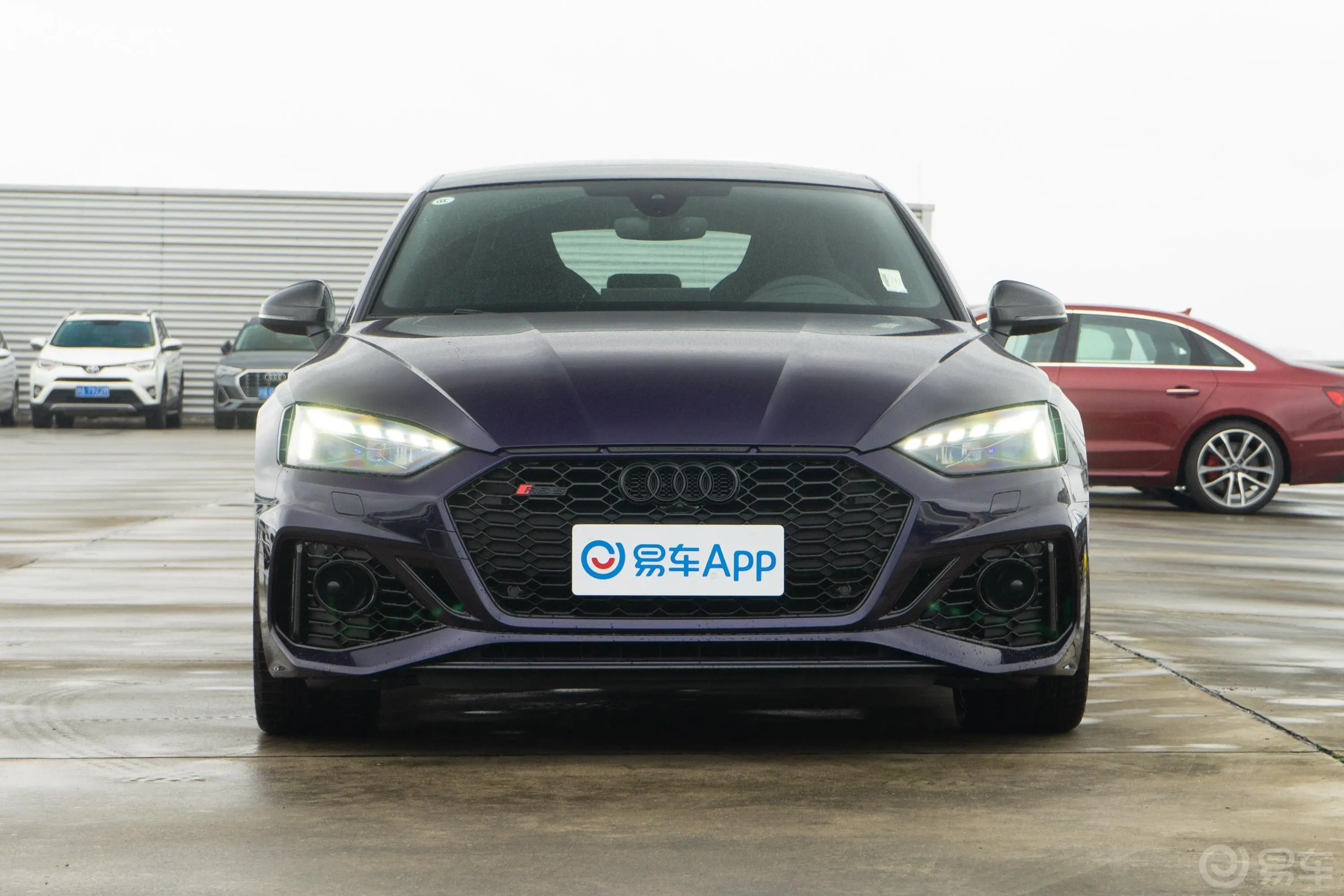 奥迪RS 52.9T Sportback 暗金版正前水平