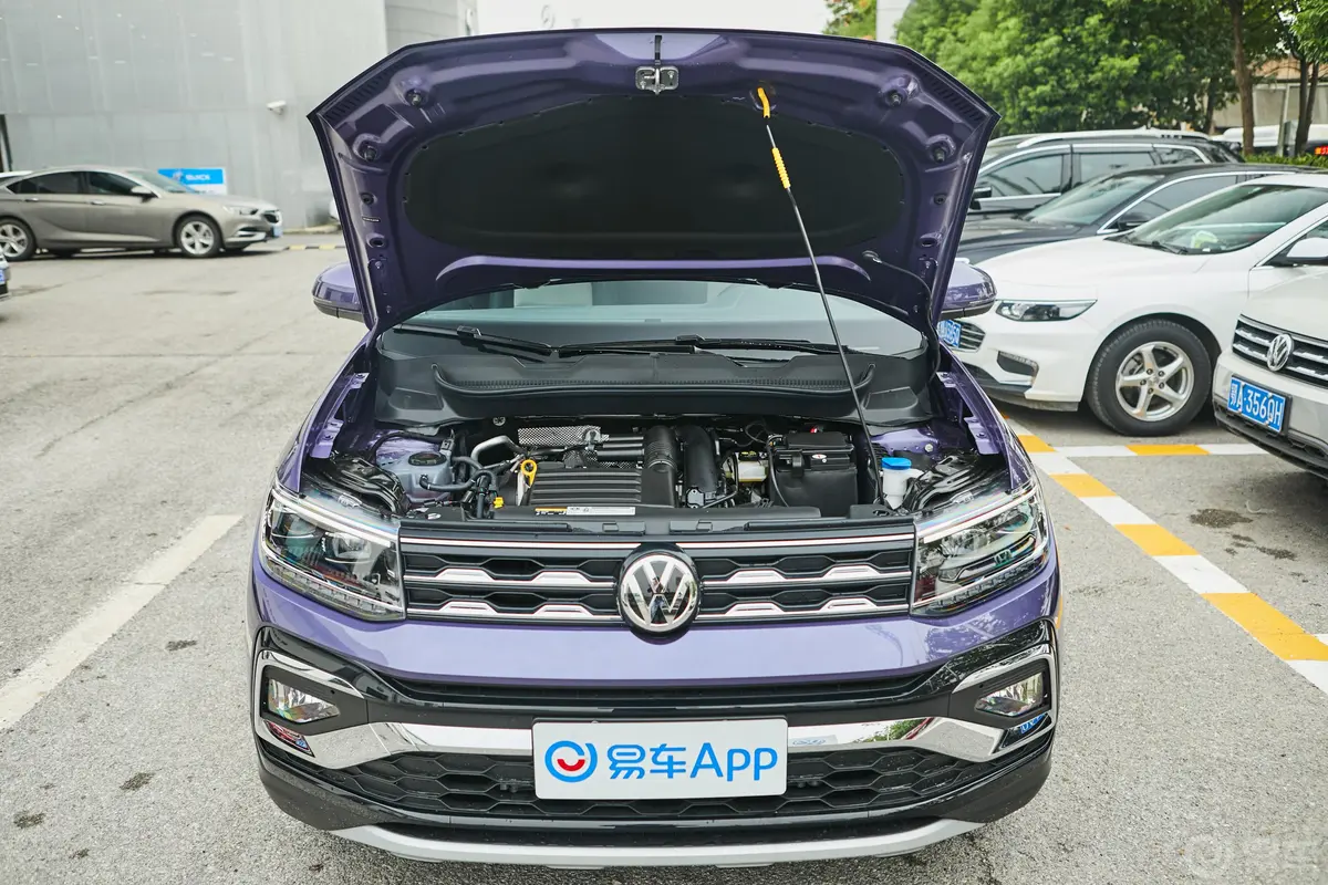 途铠280TSI 双离合 豪华版发动机舱整体