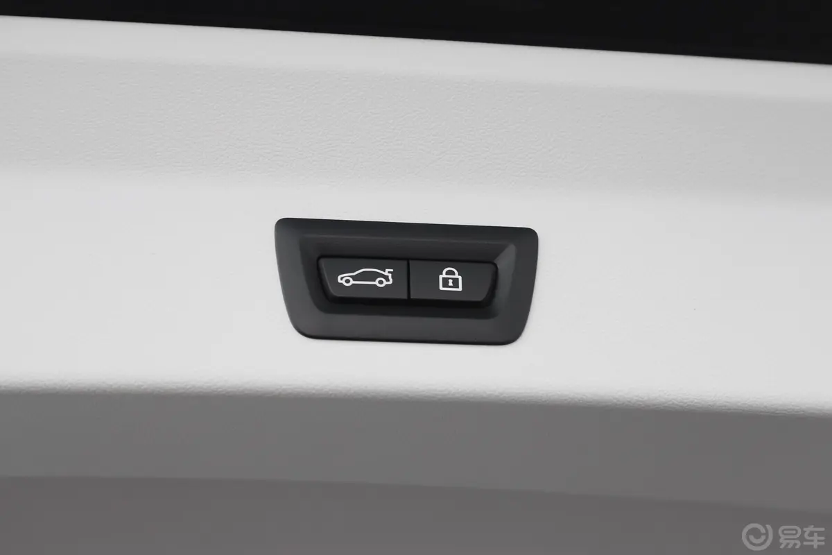 宝马X3xDrive 28i 豪华套装电动尾门按键（手动扶手）