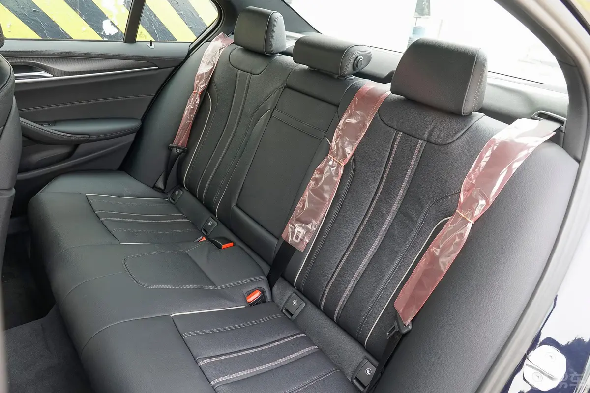 宝马5系(进口)530i 风尚版 M运动套装后排座椅