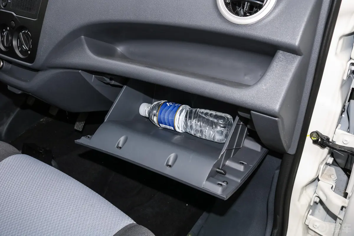 长安之星51.4L 手动 客车 标准版 国VI手套箱空间水瓶横置
