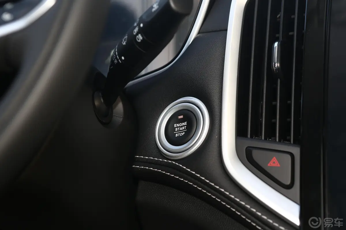 宝骏530全球车周年纪念版 1.5T CVT 尊贵互联型 7座钥匙孔或一键启动按键