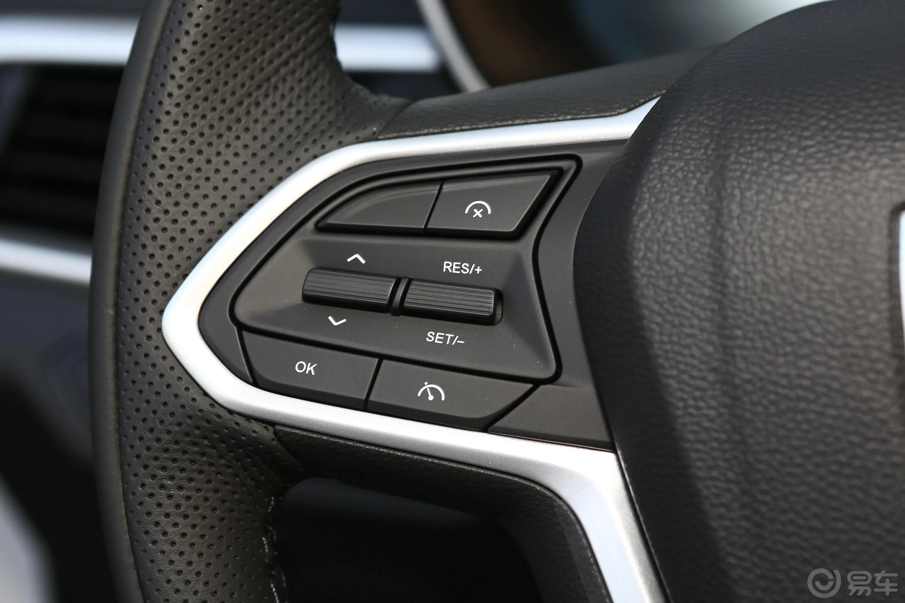 宝骏530全球车周年纪念版 1.5T CVT 尊贵互联型 7座左侧方向盘功能按键