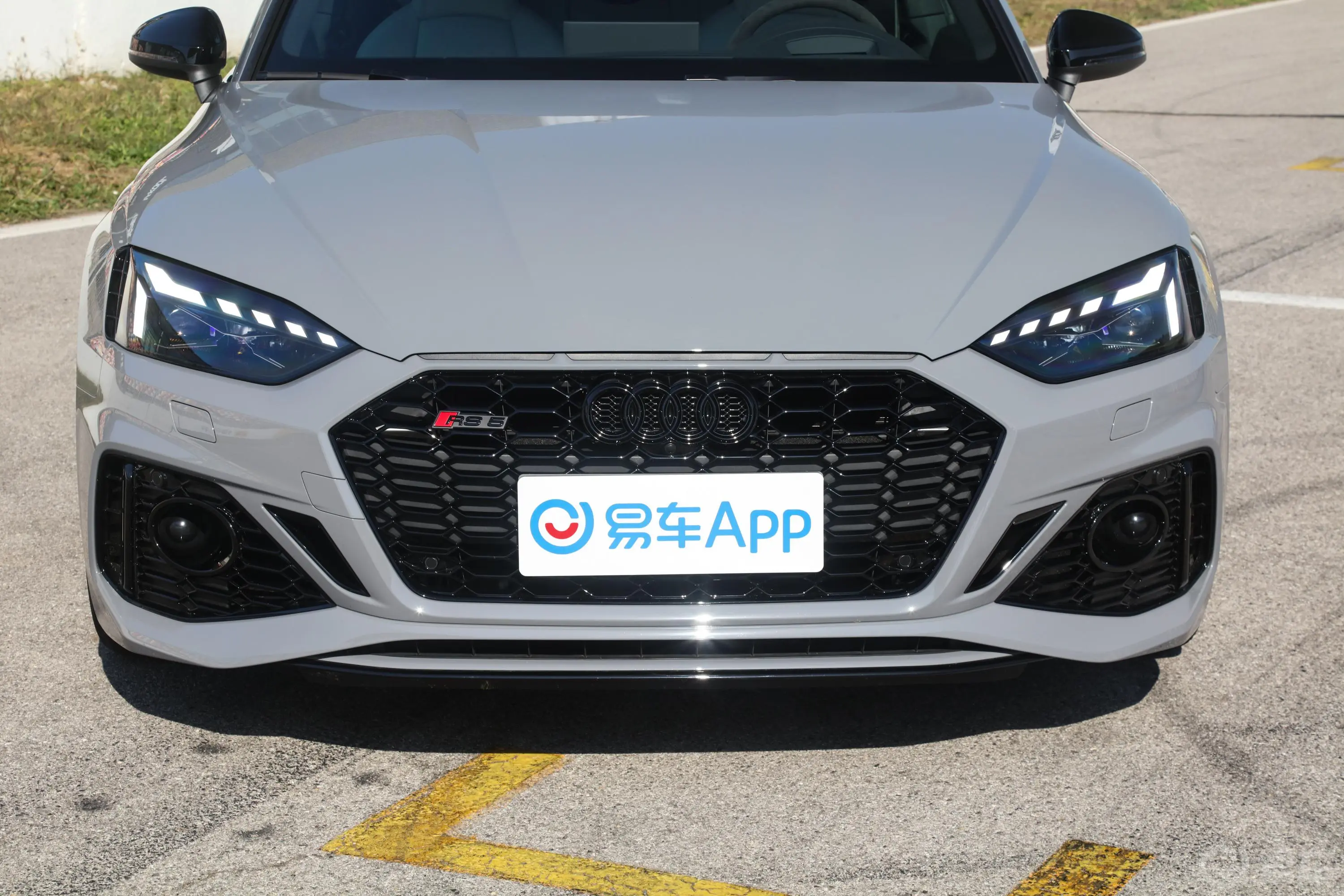 奥迪RS 52.9T Coupe 暗金版外观