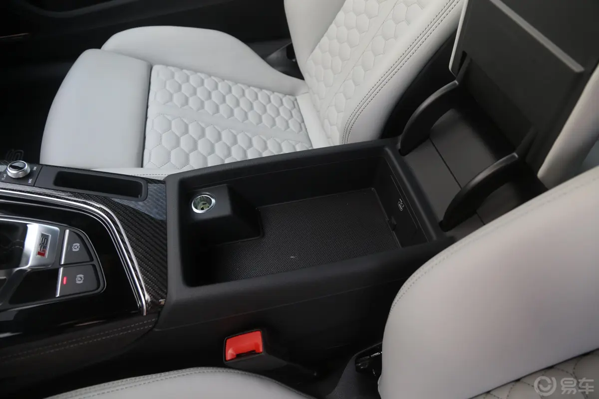 奥迪RS 52.9T Coupe 暗金版前排扶手箱储物格