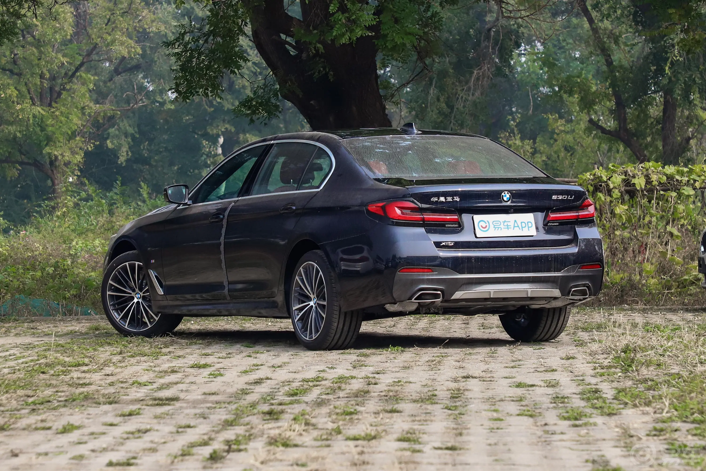 宝马5系530Li xDrive M运动套装侧后45度车头向左水平