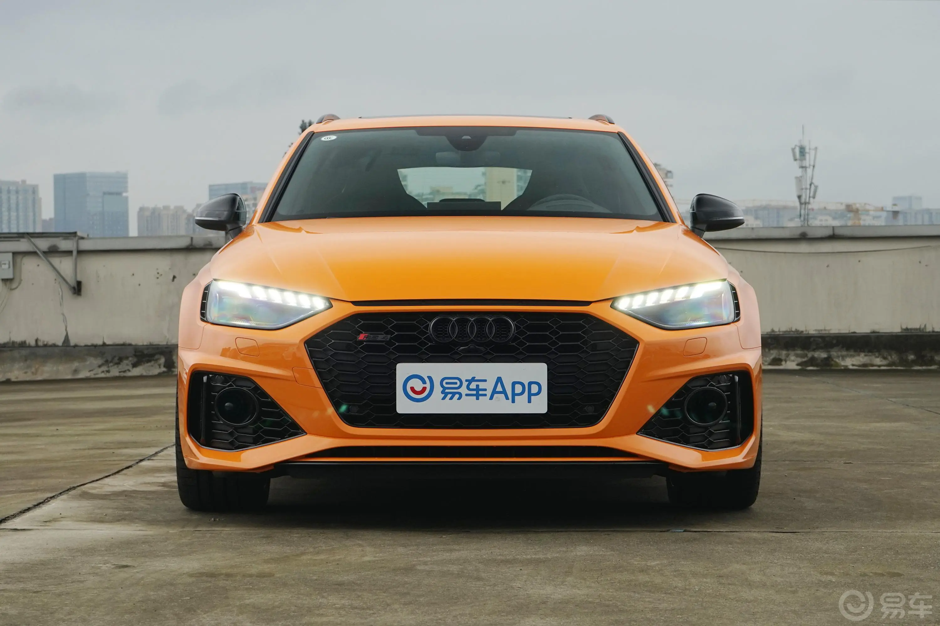 奥迪RS 42.9T Avant 黑曜版正前水平