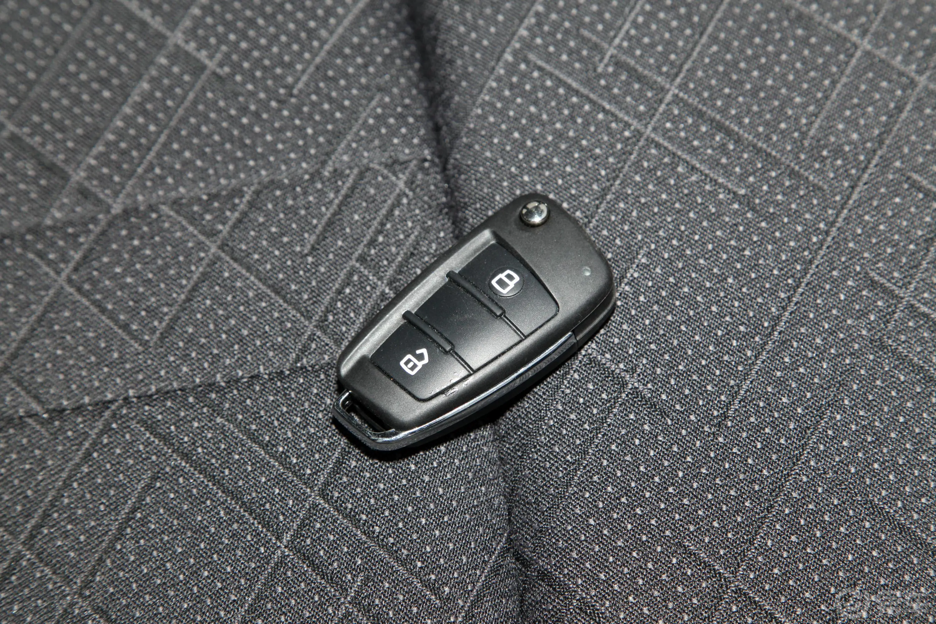 瑞迈2.8T 手动 两驱 标轴舒适版 柴油钥匙正面