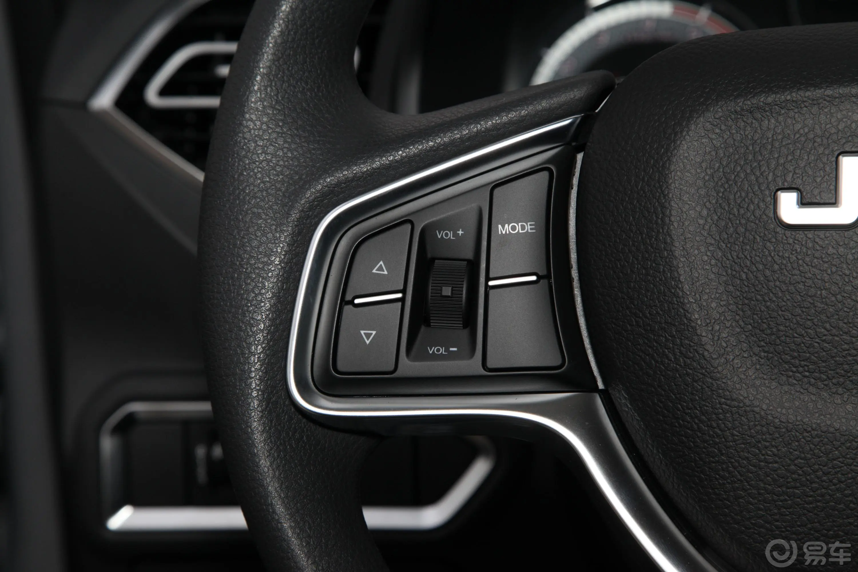 瑞迈2.8T 手动 两驱 标轴舒适版 柴油左侧方向盘功能按键