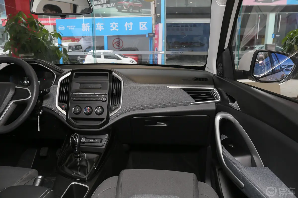 宝骏530全球车周年纪念版 1.5T 手动 舒适型 6座副驾驶位区域