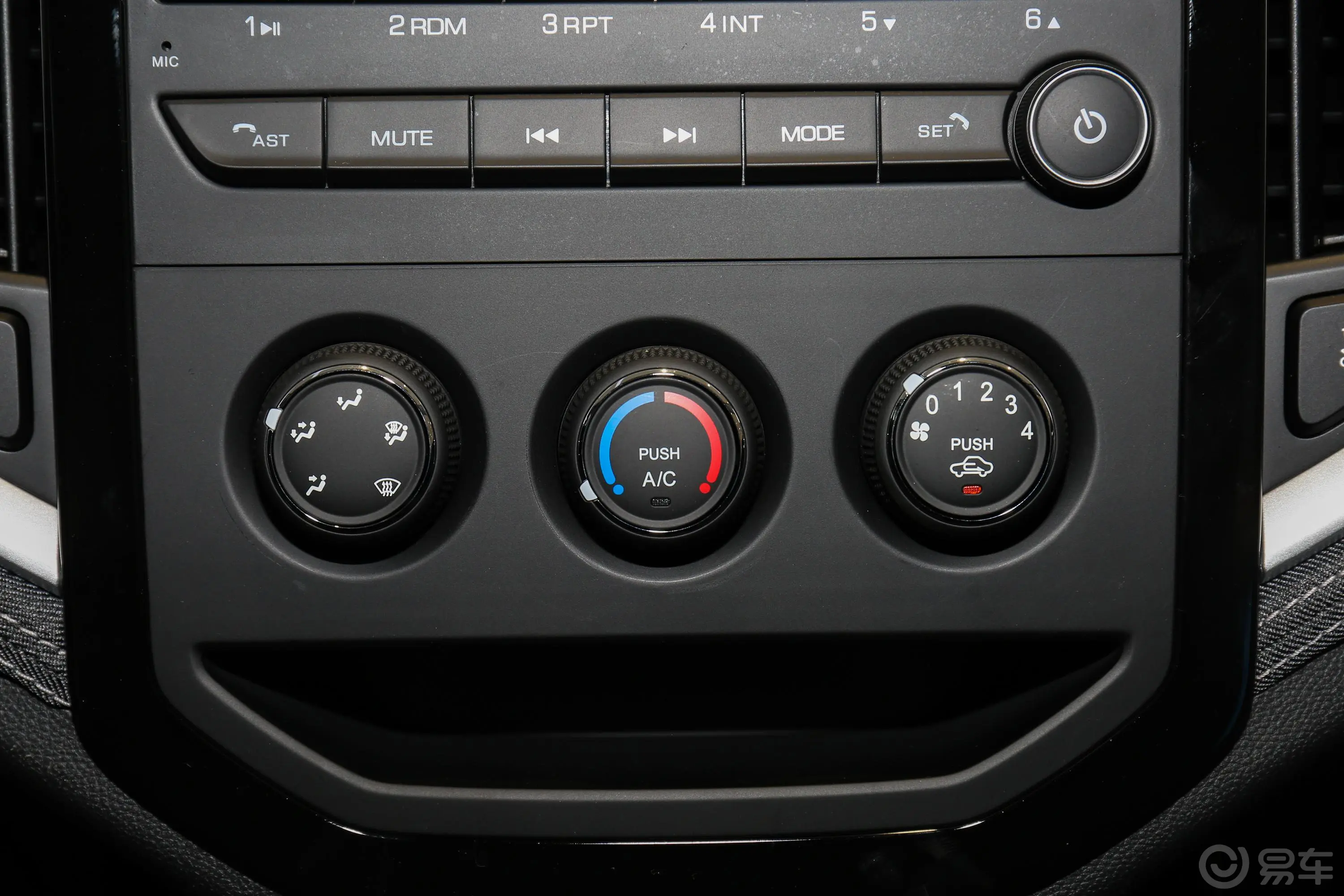 宝骏530全球车周年纪念版 1.5T 手动 舒适型 6座空调