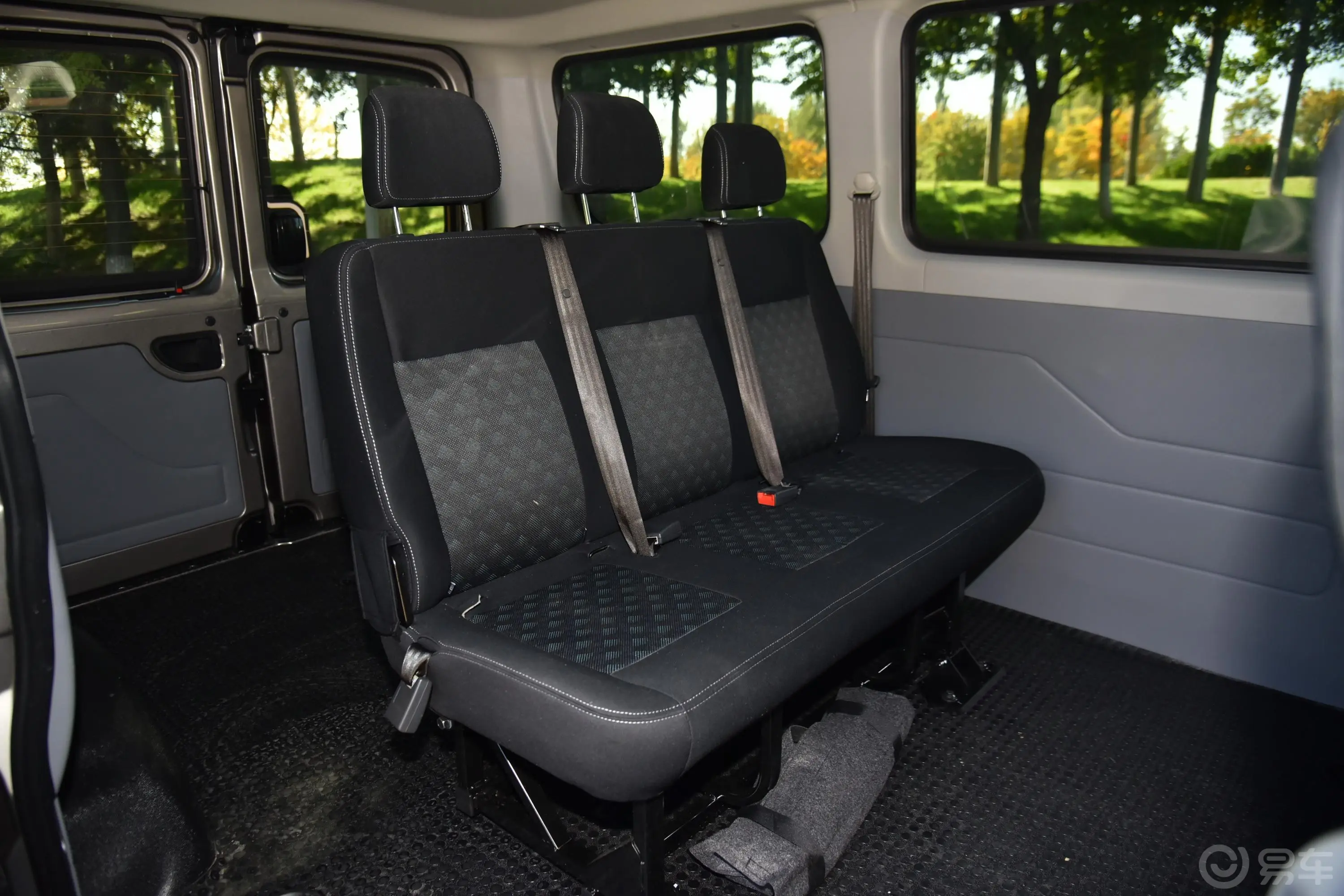 新途V80PLUS 城市版 2.0T AMT 短轴超低顶 5/6座 国VI后排座椅