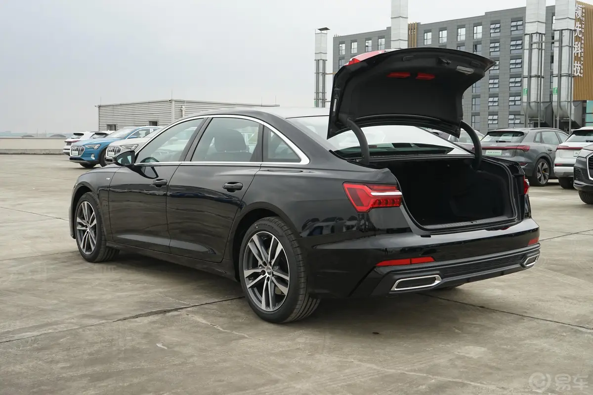 奥迪A6L40 TFSI 豪华动感型后备厢开启45度侧拍