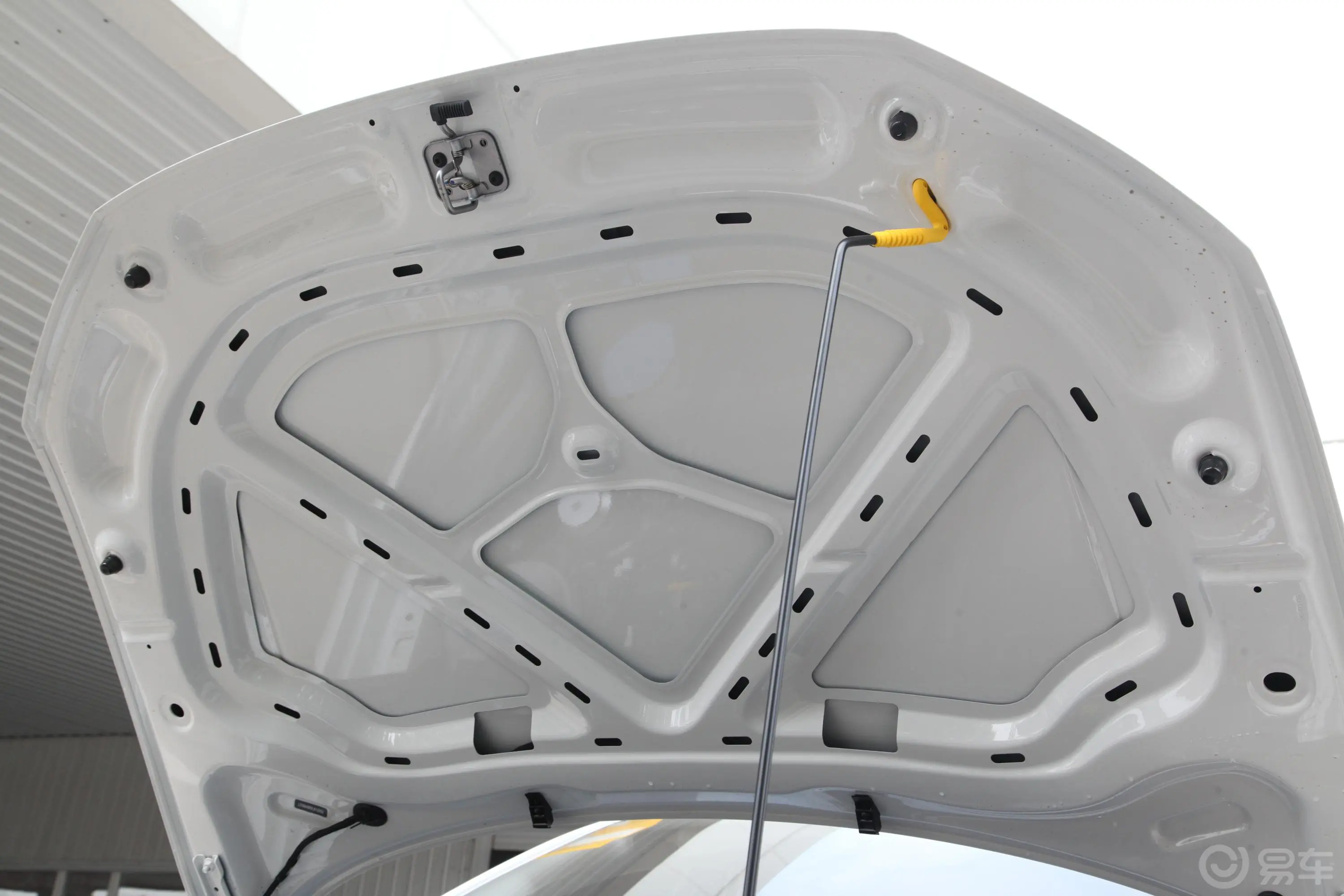 桑塔纳1.5L 自动 风尚版发动机舱盖内侧