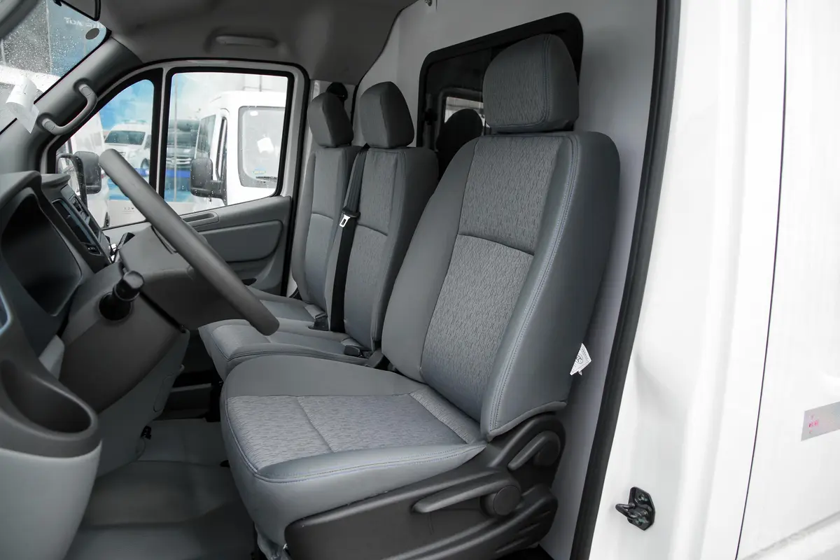图雅诺2.8T 手动 短轴平顶 厢货版(康明斯) 3座 柴油 国VI驾驶员座椅
