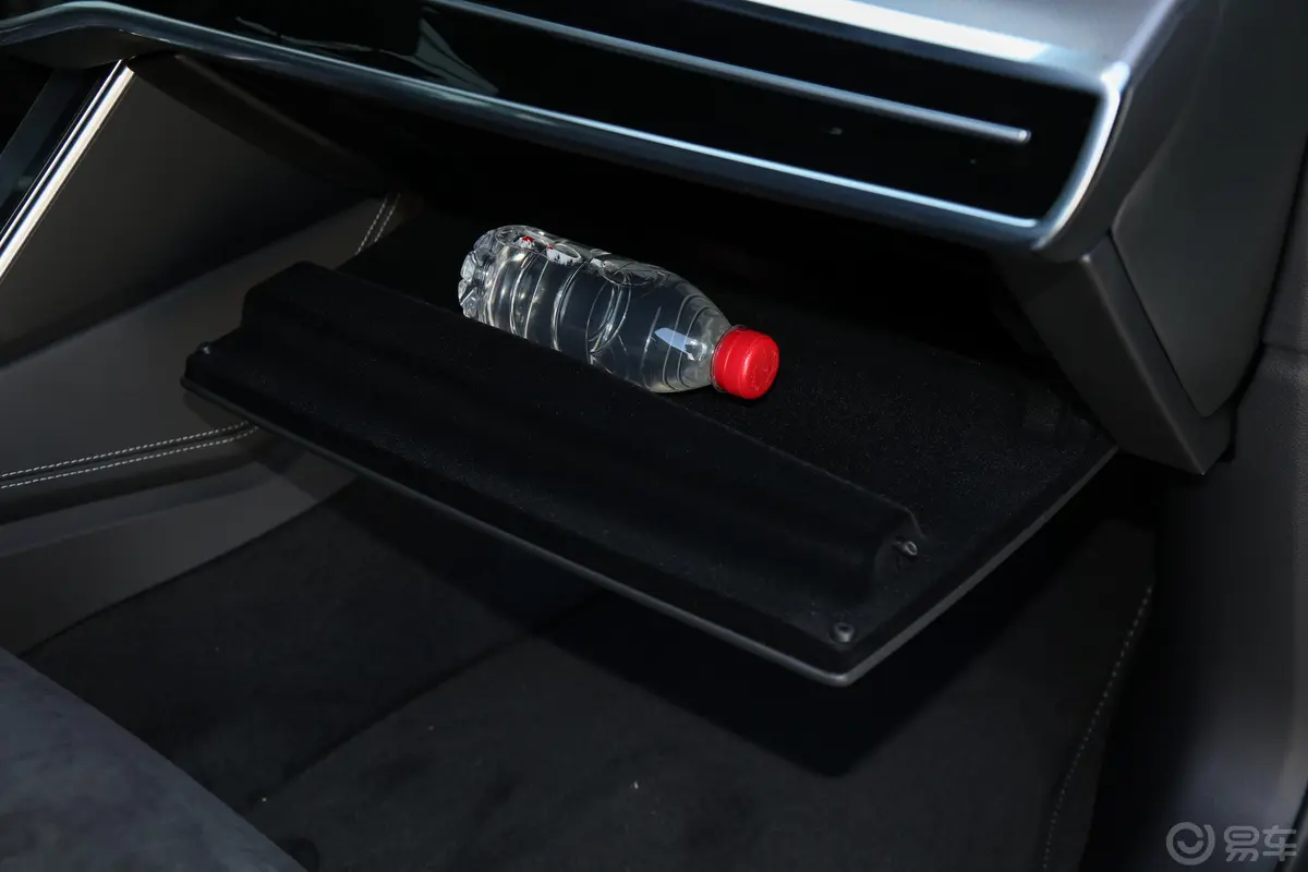 奥迪A6L55 TFSI quattro 尊享动感型手套箱空间水瓶横置