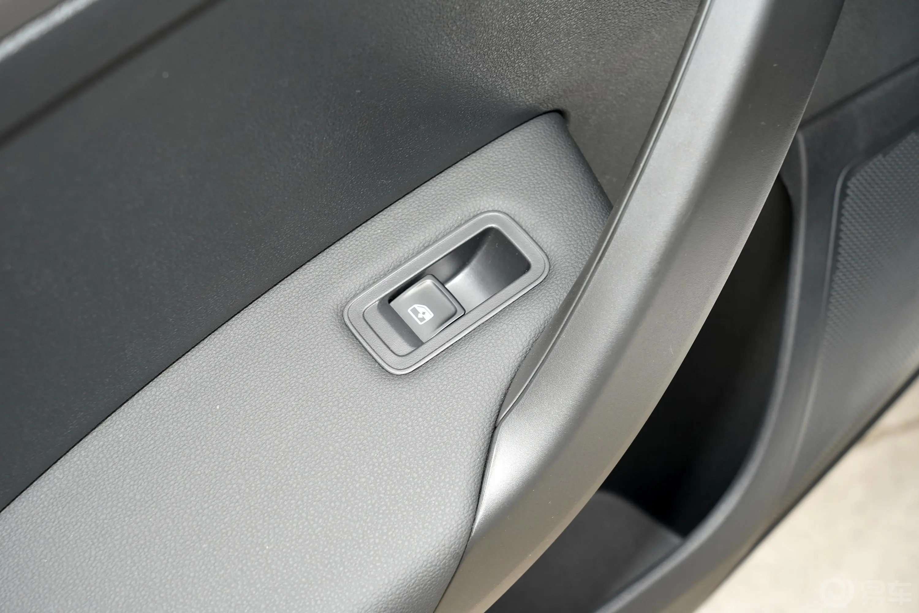 桑塔纳1.5L 自动 舒适版后车窗调节