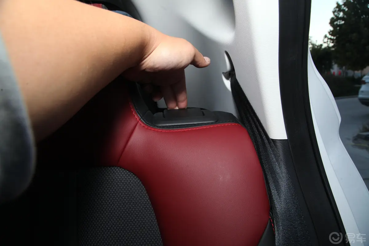 长安欧尚X51.5T 双离合旗舰型后备箱内座椅放倒按钮