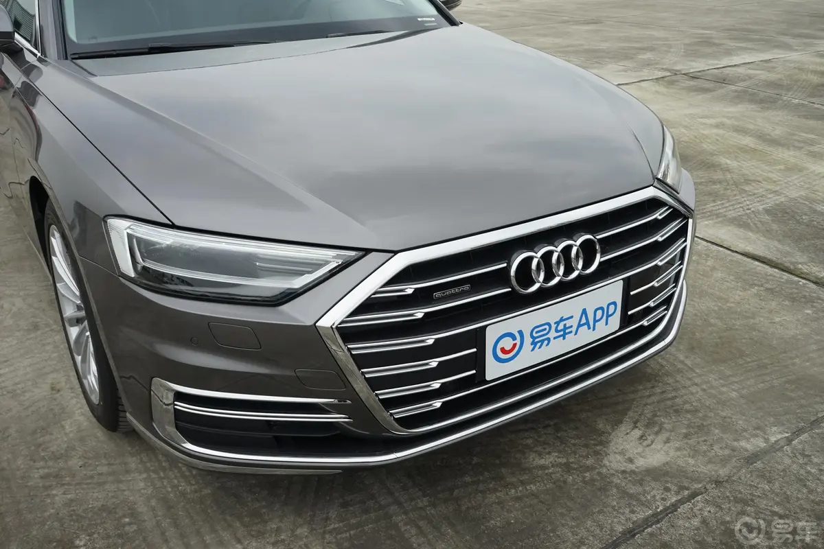 奥迪A8A8L 50 TFSI quattro 舒适型前格栅侧俯拍