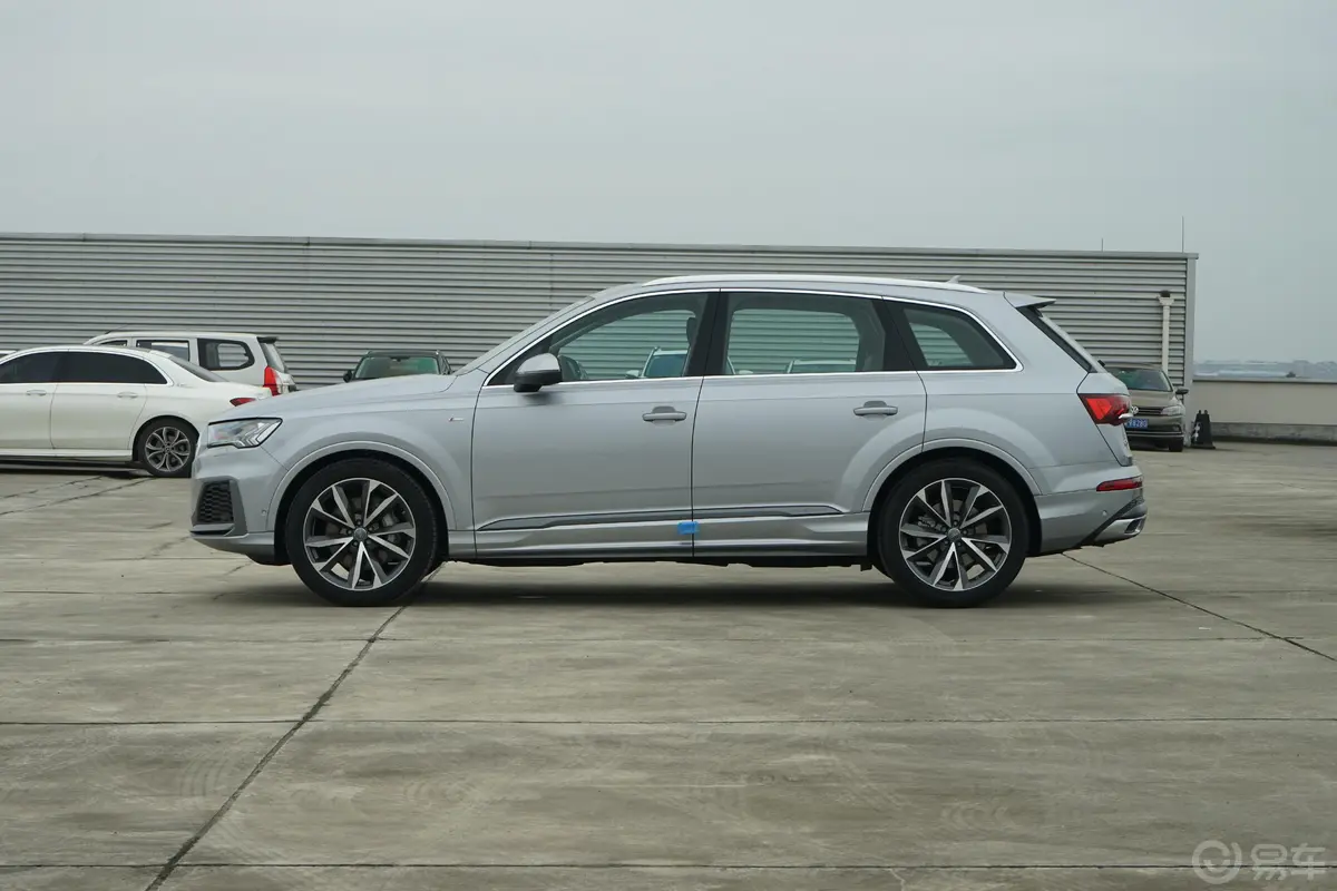 奥迪Q755 TFSI quattro S line 运动型外观