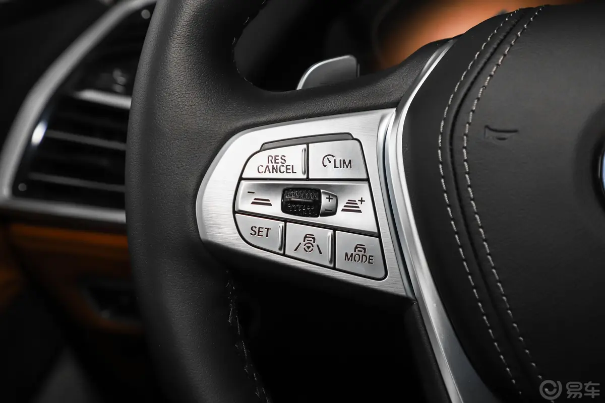 宝马X7xDrive40i 行政型 豪华套装左侧方向盘功能按键