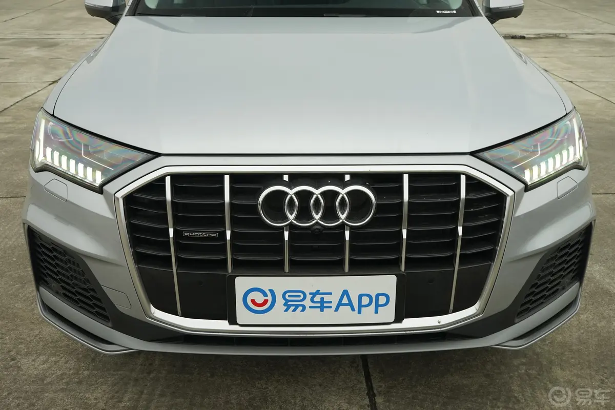 奥迪Q755 TFSI quattro S line 运动型外观