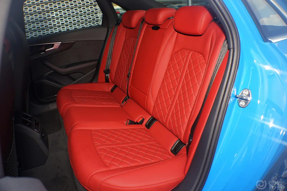 奥迪S43.0T后排座椅