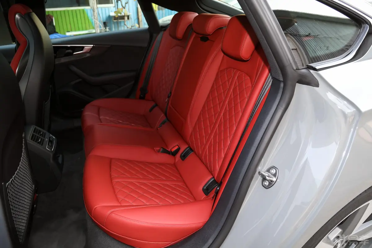奥迪S53.0T Sportback后排座椅