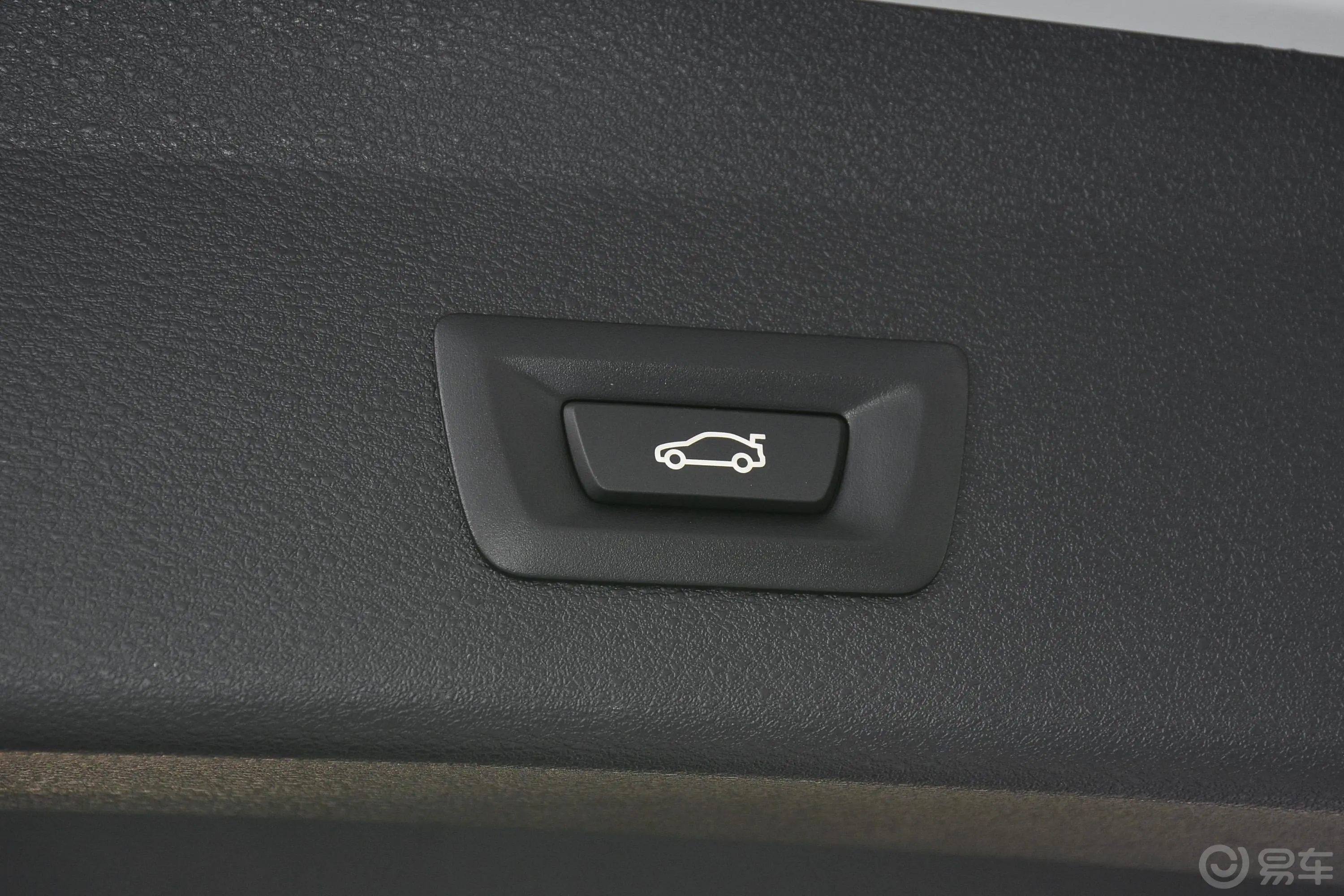 宝马X1 插电混动xDrive30Le 尊享型电动尾门按键（手动扶手）