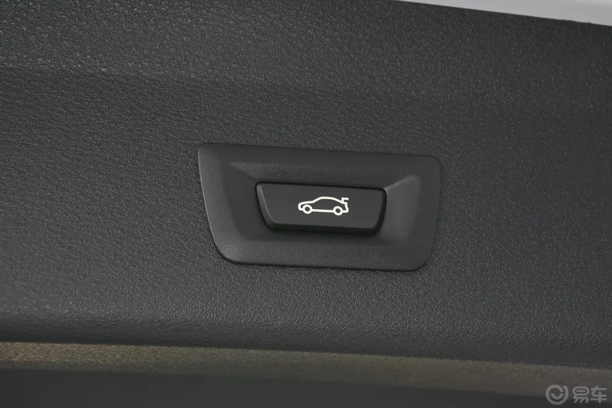 宝马X1 插电混动xDrive30Le 尊享型电动尾门按键（手动扶手）