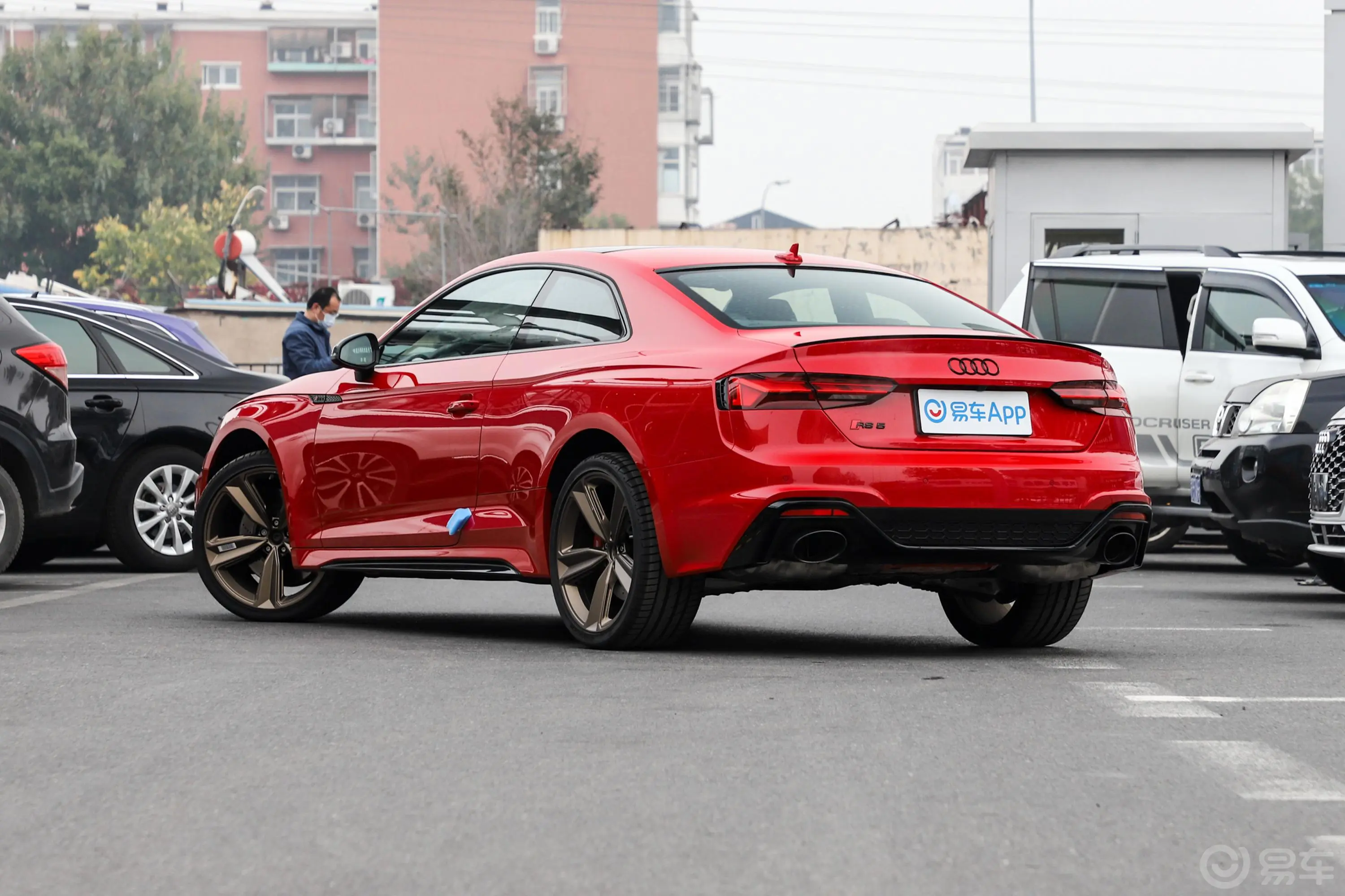 奥迪RS 52.9T Coupe 暗金版侧后45度车头向左水平