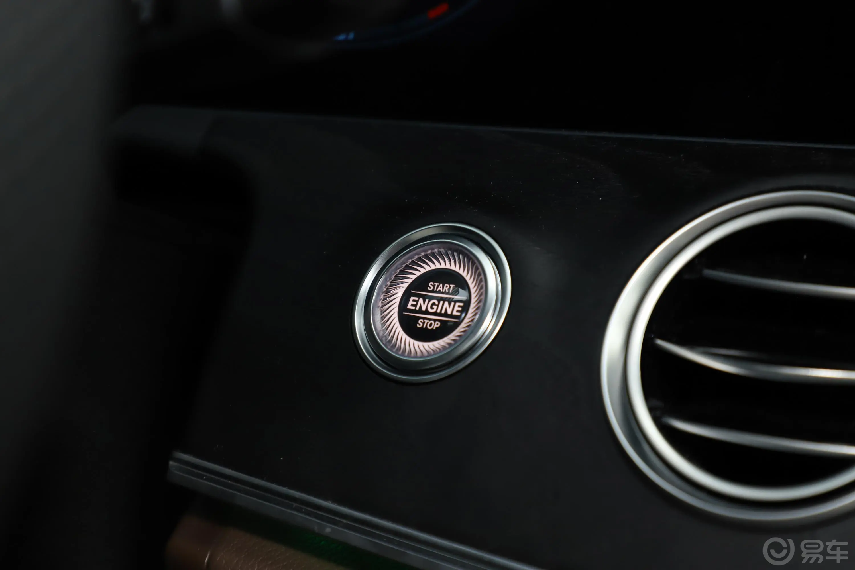 奔驰E级(进口)E 300 运动版钥匙孔或一键启动按键