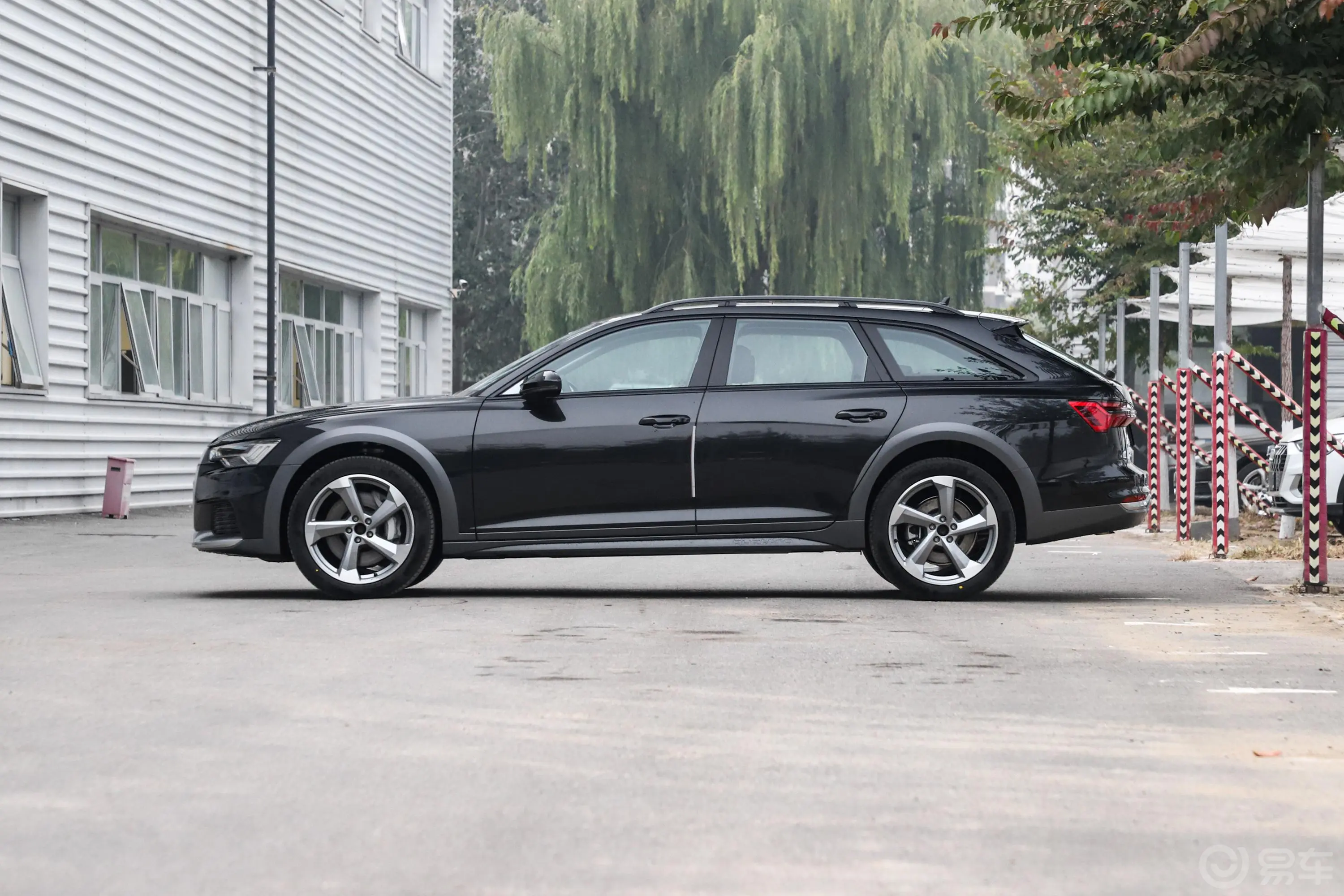 奥迪A6Allroad quattro 探索家 55 TFSI 尊享越野型正侧车头向左水平