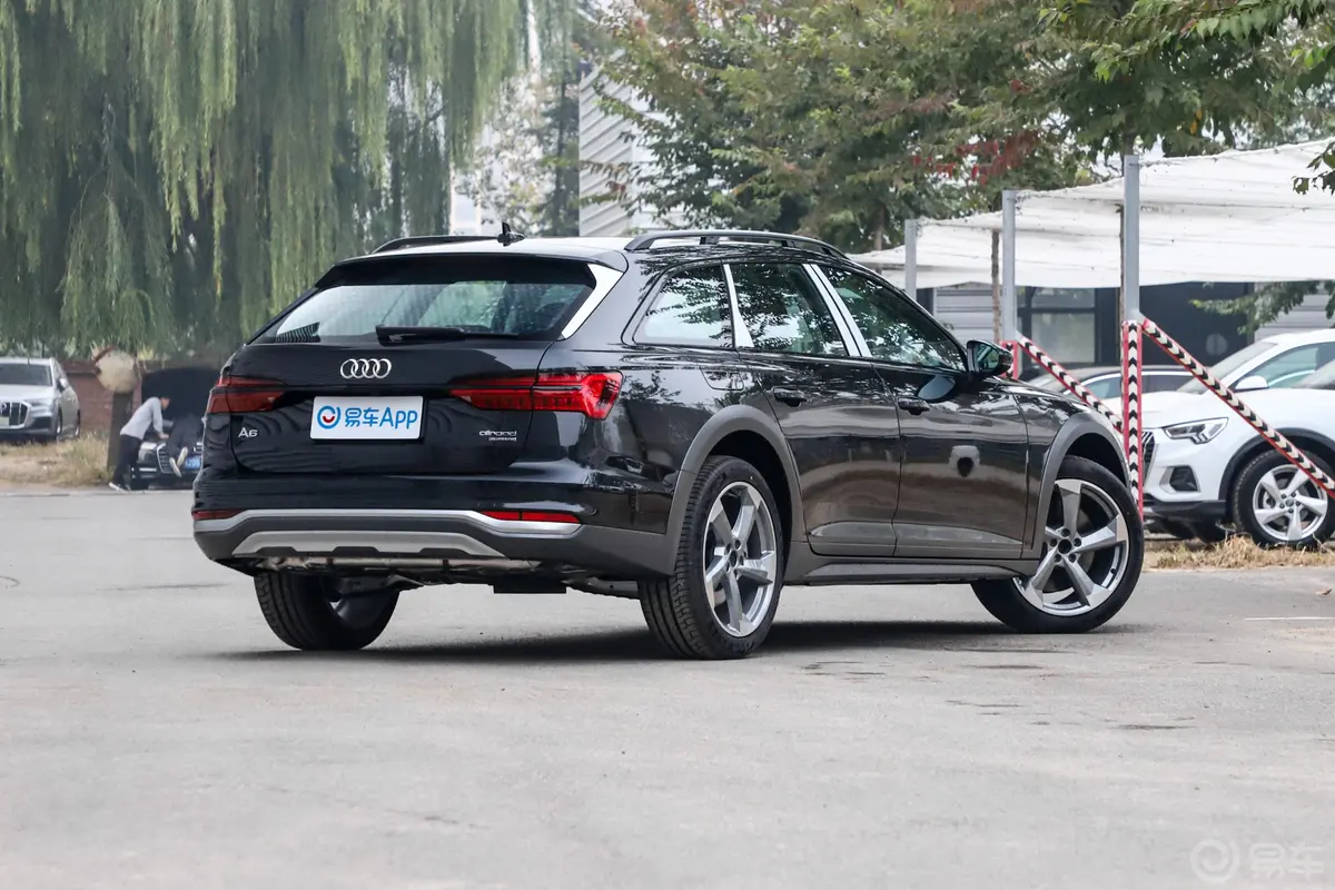 奥迪A6Allroad quattro 探索家 55 TFSI 尊享越野型侧后45度车头向右水平