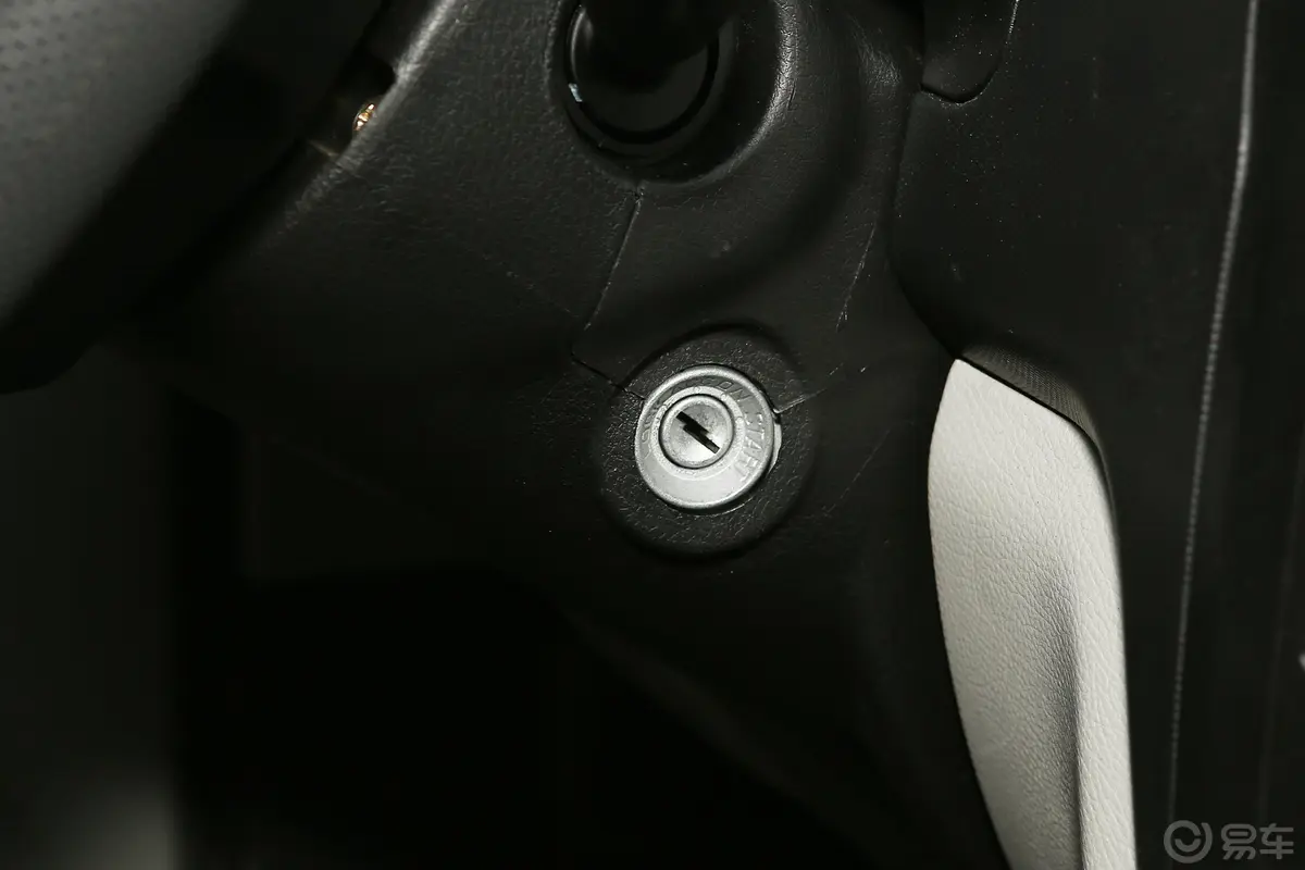 优劲EV厢货钥匙孔或一键启动按键