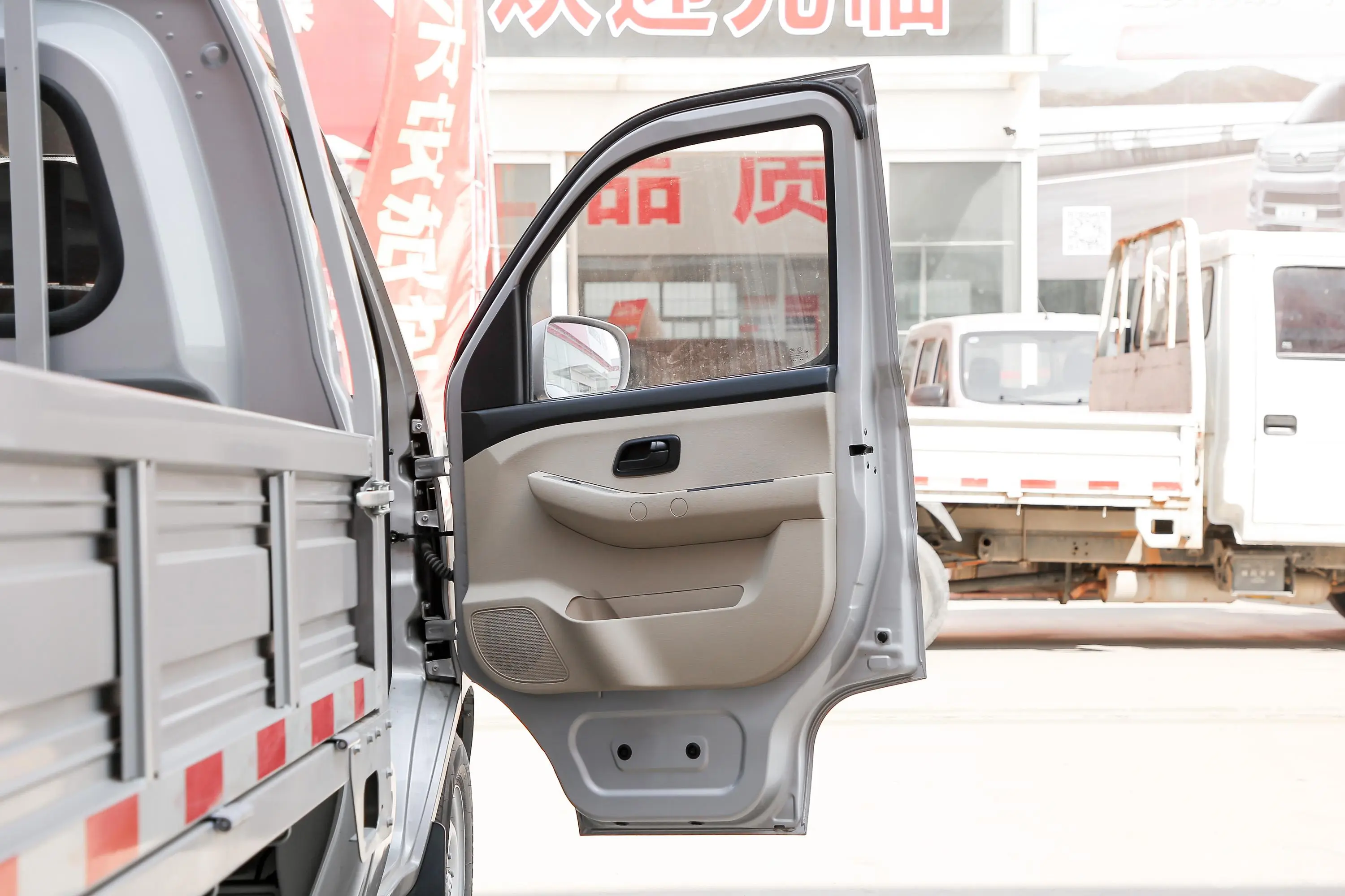 新豹T3载货汽车N1 1.5L 单排单后轮 舒适版（5.13米） SC1031TMD6A1 汽油 国VI副驾驶员车门