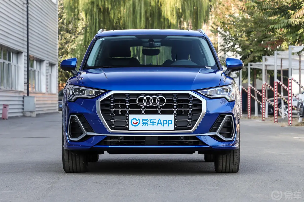 奥迪Q340 TFSI 时尚动感型正前水平