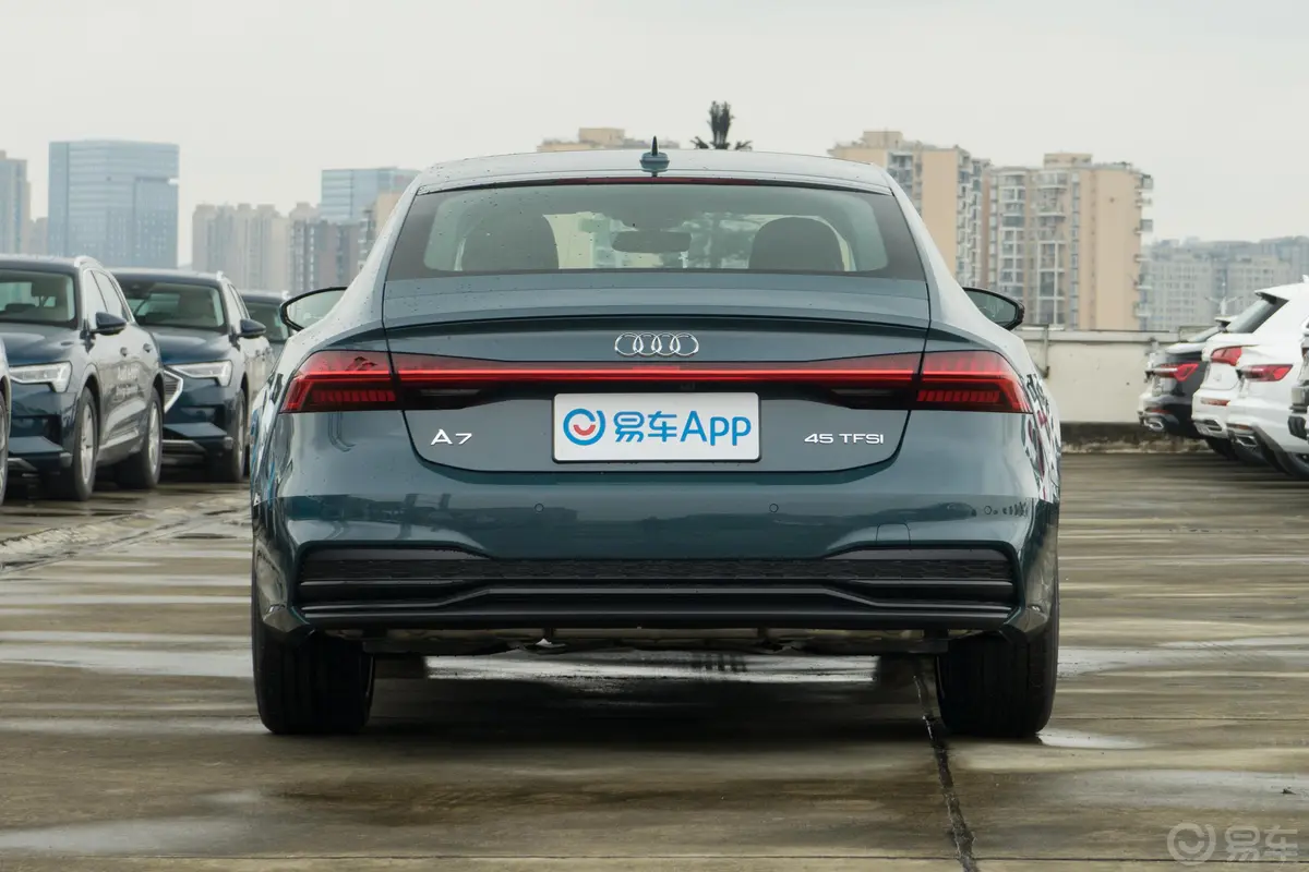 奥迪A745 TFSI 臻选型正后水平