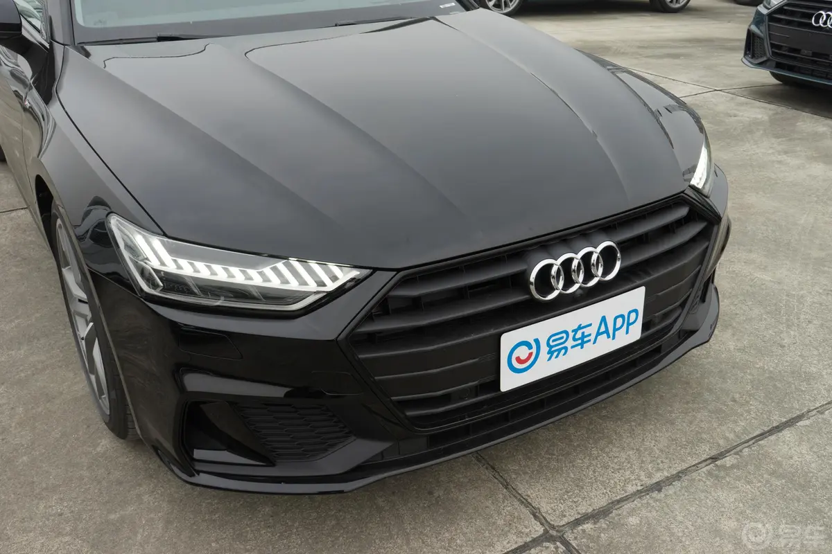 奥迪A745 TFSI 臻选型前格栅侧俯拍